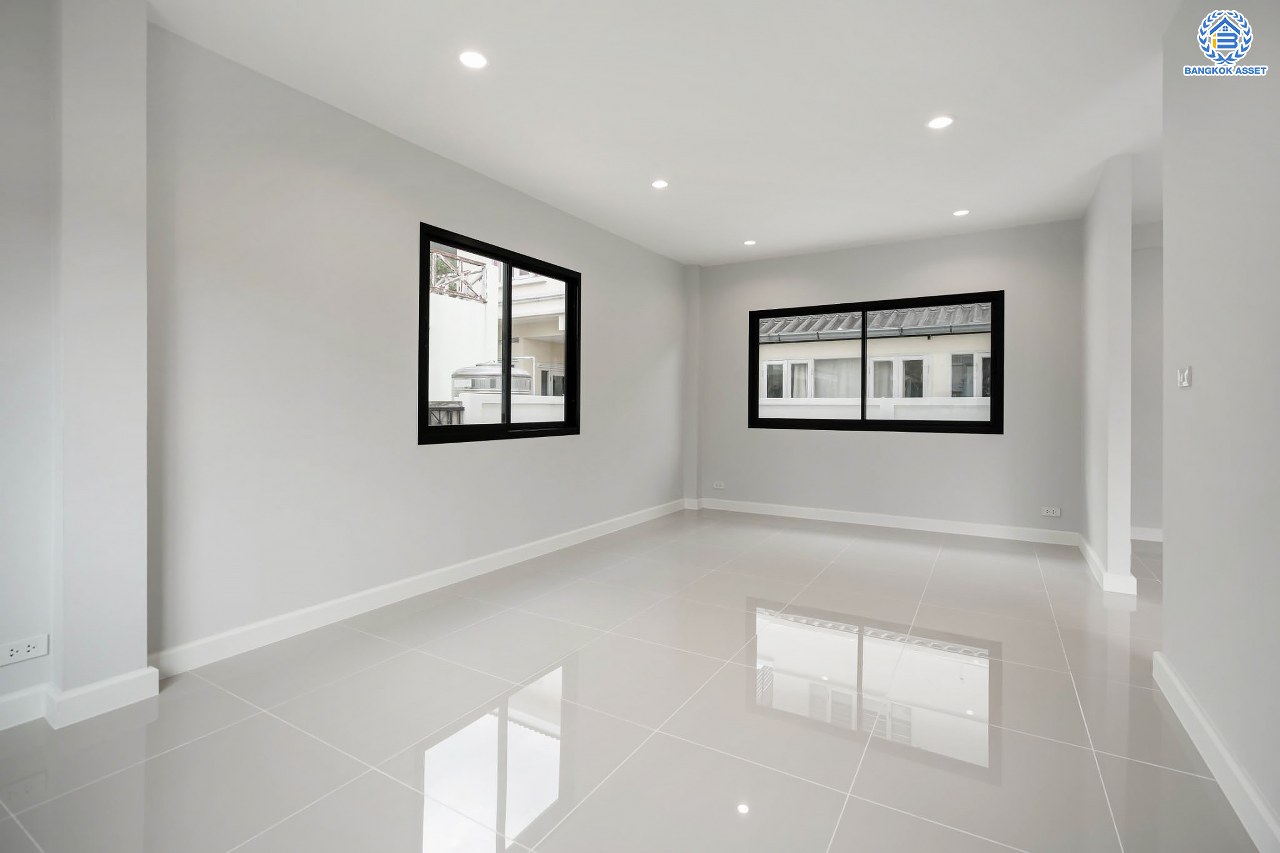 บ้านมือสองตกแต่งใหม่ แบรนด์ LH โครงการ ชัยพฤกษ์ บางบัวทอง หลังใหญ่ เนื้อที่ 76 ตร.ว. ฟังก์ชัน 3 ห้องนอน 2 ห้องน้ำ จอดรถได้ 2 คัน พร้อม Facilities ครบครัน บนทำเลเดินทางสะดวก ติดถนนบางกรวย-ไทรน้อย ใกล้เซ็นทรัลเวสต์เกต และรถไฟฟ้าสายสีม่วง "สถานีบางพลู"